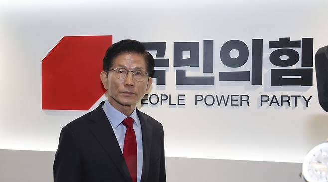 김문수 국민의힘 대선 후보가 10일 오전 서울 여의도 선거캠프에서 긴급기자회견을 마치고 여의도 국민의힘 중앙당사 대통령후보실로 이동해 캠프 관계자들과 대책회의를 하기 위해 대기하고 있다. ⓒ시사저널 박정훈