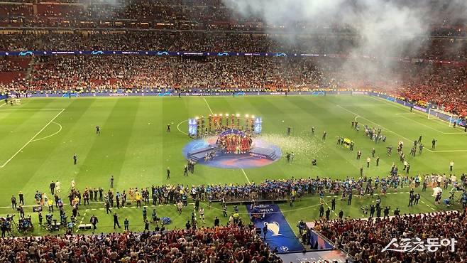 토트넘과 리버풀의 2019 UCL 파이널이 펼쳐진 스페인 마드리드의 완다 메트로폴리타노 스타디움의 전경. 리버풀의 우승 세리머니가 진행되고 있다. 스포츠동아DB