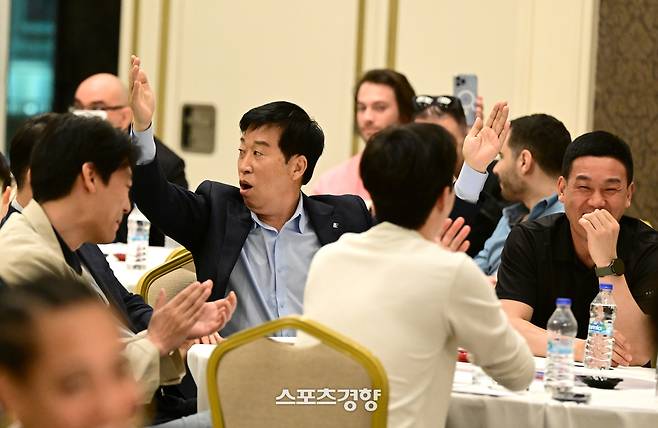 김호철 IBK기업은행 감독이 2025 KOVO 외국인 선수 드래프트에서 1순위 지명 볼이 나오자 장난스럽게 두 팔을 벌려 기뻐하는 제스처를 취하고 있다. 기업은행은 실제적으로 빅토리아와 재계약을 발표하며 1순위 지명권이 없었다. KOVO 제공