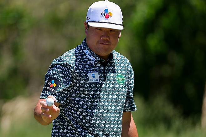 임성재가 11일 미국 펜실베이니아주 필라델피아 크리켓 클럽 위사히콘 코스에서 열린 PGA 투어 트루이스트 챔피언십 3라운드 2번홀에서 버디를 잡은 뒤 인사하고 있다. ｜게티이미지