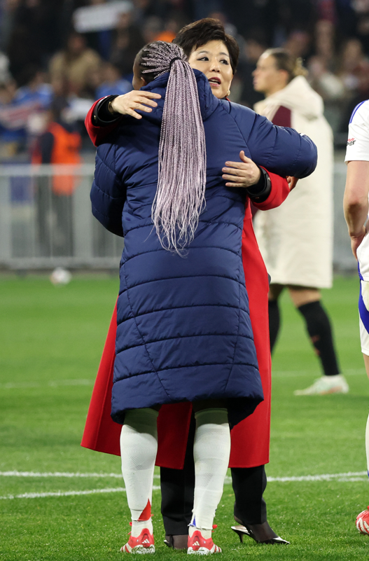 미셸 강이 지난 3월 26일 프랑스 리옹에서 유럽여자 챔피언스리그 8강 2차전에서 FC 바이에른 뮌헨에서 승리한 뒤 올랭피크의 카디디아투 디아니를 포옹하고 있다. 게티이미지