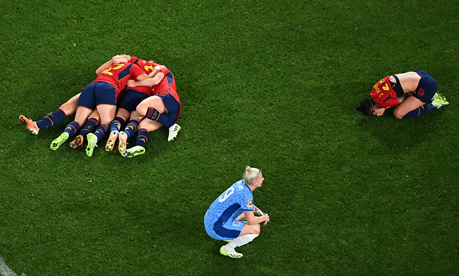 2023년 FIFA여자월드컵 결승전에서 잉글랜드 베스 잉글랜드가 고개를 떨군 채 아쉬움을 감추지 못하고 있고 스페인 선수들은 우승한 기쁨에 환호하고 있다. 게티이미지