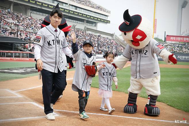 신본기와 아들 건후, 딸 유솜 양. KT 위즈 제공
