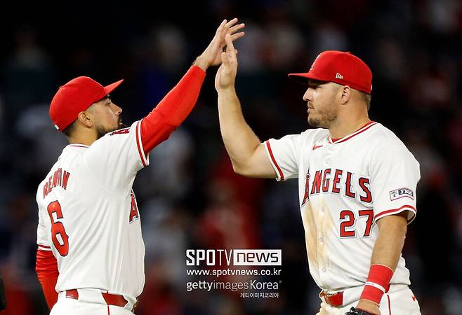 ▲ 마이크 트라웃(오른쪽)과 앤서니 렌던이 동시에 부상으로 빠진 에인절스는 하루에 7억에 가까운 돈을 앉아서 날리고 있다