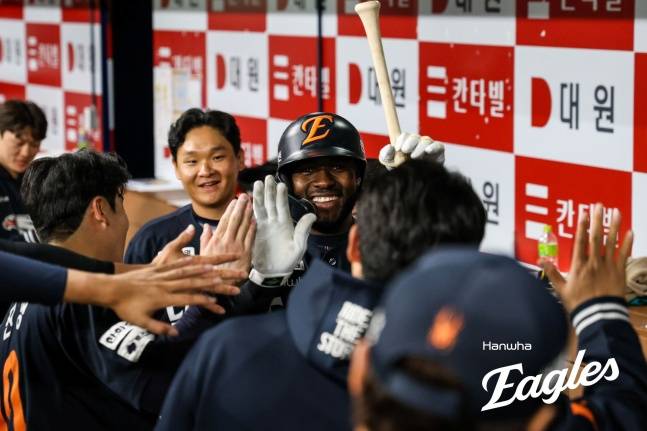 한화의 에스테반 플로리얼(가운데)이 11일 고척 키움전에서 득점 후 동료들과 기뻐하고 있다. /사진=한화 이글스 제공