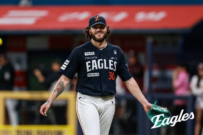 한화의 코디 폰세가 10일 고척 키움전 등판에서 웃고 있다. /사진=한화 이글스 제공