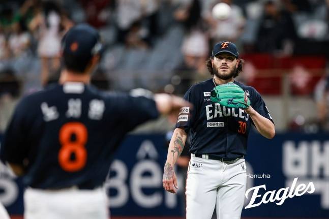 한화의 코디 폰세가 10일 고척 키움전 등판에서 공을 받고 있다. /사진=한화 이글스 제공