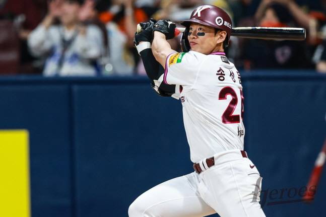 키움 송성문이 10일 한화전에서 안타를 날리고 있다. /사진=키움 히어로즈 제공