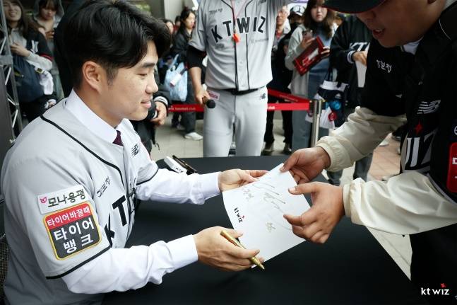 신본기가 11일 수원 KT-롯데전에 앞서 열린 자신의 은퇴식에서 팬들에게 사인해주고 있다. /사진=KT 위즈 제공