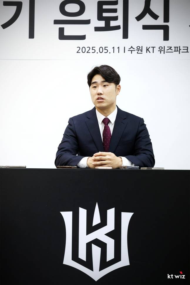 신본기가 11일 수원 KT-롯데전에 앞서 열린 자신의 은퇴식을 앞두고 취재진과 인터뷰하고 있다. /사진=KT 위즈 제공