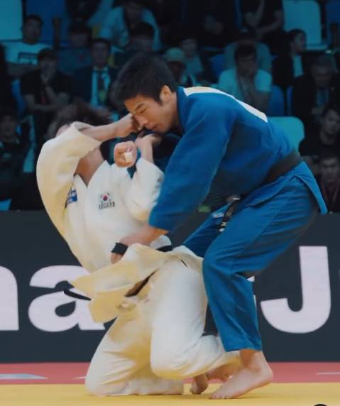 이준환(왼쪽)이 나가세 다카노리에게 말아업어치기를 시도하고 있다. /사진=IJF 공식 SNS 영상 갈무리