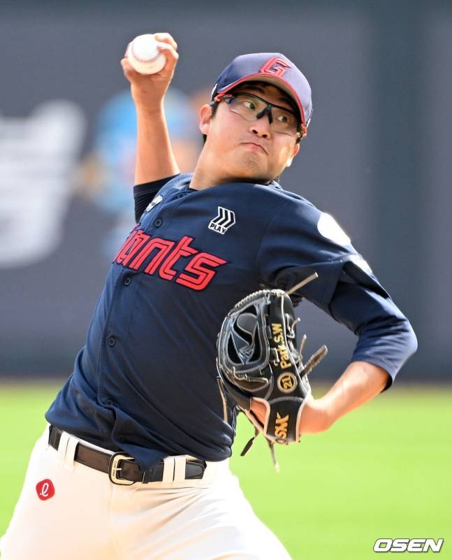 롯데 박세웅이 11일 수원 KT전에서 역투하고 있다.