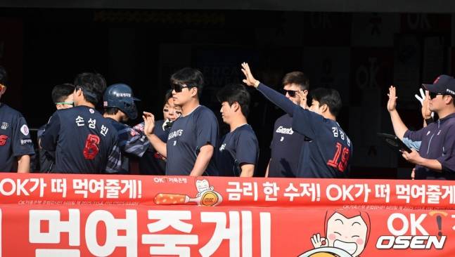 롯데 선수단이 11일 수원 KT전서 기뻐하고 있다.