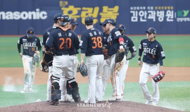 한화 선수단이 11일 키움전 승리를 거두고 함께 모여 세리머니를 하고 있다. /사진=김진경 대기자