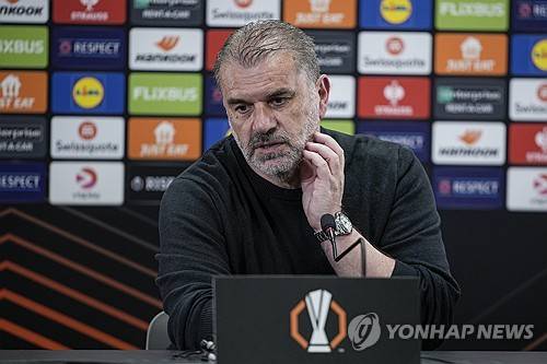 안지 포스테코글루 감독이 지난 10일(한국시간) 영국 런던에 있는 토트넘 홋스퍼 훈련장에서 진행된 크리스탈 팰리스와의 경기 전 기자회견에서 손흥민의 복귀 가능성에 대해 알렸다.&nbsp;연합뉴스