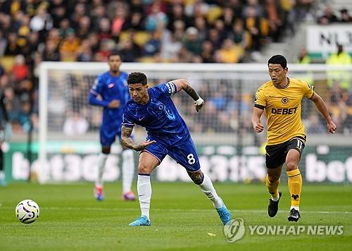 비토르 페레이라 감독이 이끄는 울버햄튼 원더러스가 10일(한국시간) 영국 울버햄튼에 있는 몰리뉴 스타디움에서 열린 브라이턴 앤 호브 알비온과의 2024-2025시즌 프리미어리그 36라운드 홈 경기에서 0-2로 패했다.&nbsp;완전히 경쟁에서 밀린 황희찬은 명단에서 제외됐다. 연합뉴스