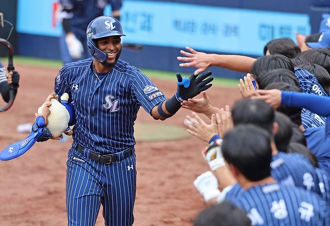 삼성 라이온즈 르윈 디아즈가 11일 대구 LG 트윈스전에서 홈런을 친 뒤 동료들과 하이파이브하고 있다. 삼성 라이온즈