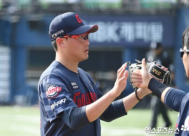 롯데 투수 박세웅(사진)은 11일 수원KT위즈파크에서 열린 '2025 신한 SOL Bank KBO 리그' KT와 더블헤더 1경기에서 선발 등판했다. 최종 성적 6.1이닝 1실점(무자책점)으로 시즌 8승을 챙겨 다승 단독 1위로 올라섰다. 경기 중 자신을 다잡아준 포수 유강남에게 고마운 마음을 전했다. 엑스포츠뉴스 DB