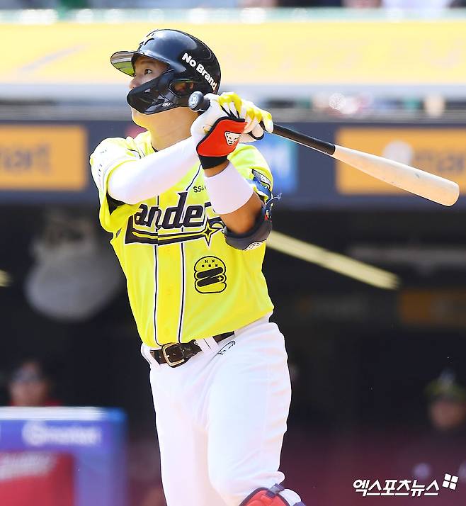 11일 오후 인천SSG랜더스필드에서 열린 '2025 신한 SOL Bank KBO리그' KIA 타이거즈와 SSG 랜더스의 경기, 2회말 2사 2,3루 SSG 조형우가 2타점 적시타를 날리고 있다. 문학, 김한준 기자