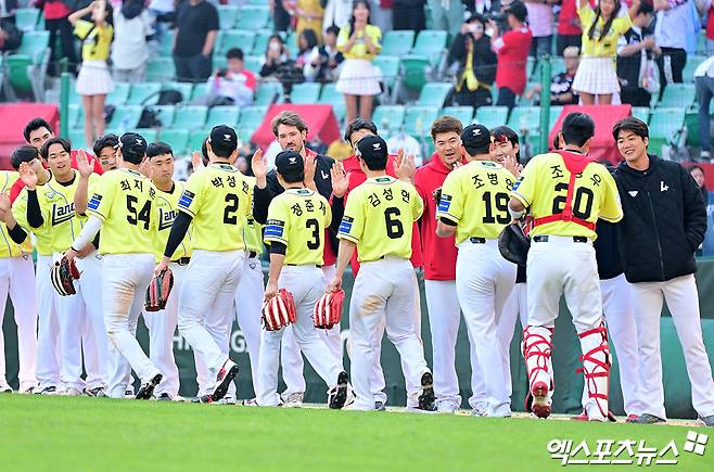 11일 오후 인천SSG랜더스필드에서 열린 '2025 신한 SOL Bank KBO리그' KIA 타이거즈와 SSG 랜더스의 경기, SSG가 선발 화이트의 호투와 조형우의 3타점을 앞세어 KIA에 8:4로 승리했다.  이날 경기에서 승리한 SSG 선수들이 기뻐하고 있다. 문학, 김한준 기자