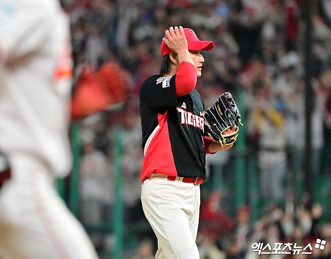 11일 오후 인천SSG랜더스필드에서 열린 '2025 신한 SOL Bank KBO리그' KIA 타이거즈와 SSG 랜더스의 더블헤더 2차전 경기, 6회말 1사 만루 KIA 전상현이 SSG 한유섬에게 밀어내기 볼넷을 허용한 후 아쉬워하고 있다. 문학, 김한준 기자