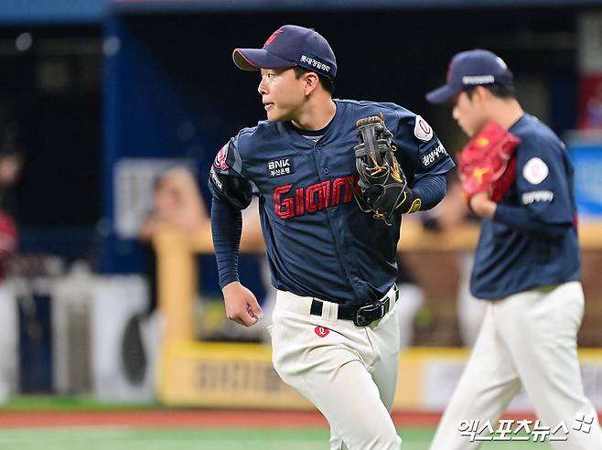 롯데 내야수 이호준은 11일 수원KT위즈파크에서 열린 '2025 신한 SOL Bank KBO 리그' KT와 더블헤더 2경기에서 8번타자 유격수로 선발 출전했다. 4회초 상대 선발 오원석의 슬라이더에 머리를 맞는 부상으로 중도 교체됐다. 엑스포츠뉴스 DB