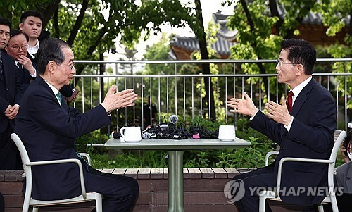 김문수-한덕수 2차 회동     (서울=연합뉴스) 박동주 기자 = 국민의힘 김문수 대선후보와 무소속 한덕수 대선 예비후보가 8일 서울 국회 사랑재에 위치한 커피숍에서 만나 회동하고 있다. 2025.5.8 [공동취재]
    pdj6635@yna.co.kr
(끝)