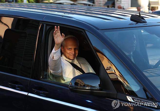 손 흔드는 레오 14세 교황 (로마 EPA=연합뉴스) 레오 14세 교황이 10일(현지시간) 전임 프란치스코 교황이 안장된 이탈리아 로마 시내 산타 마리아 마조레 대성전에 도착해 신자들의 환호에 손을 들어 인사하고 있다. 2025.05.10 photo@yna.co.kr