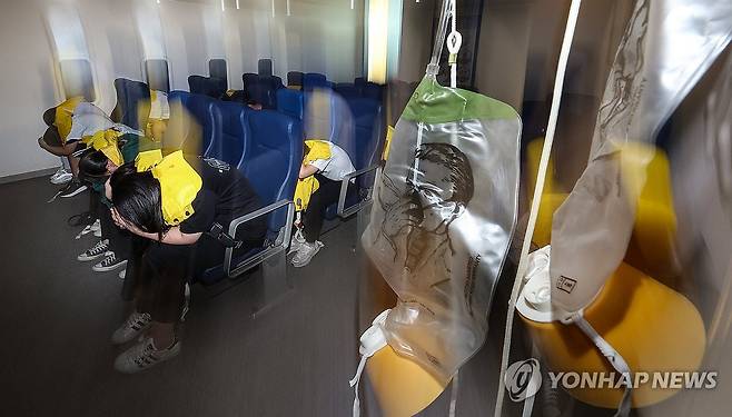 대구 항공안전체험관에서 난기류 대비 훈련받는 학생들 [연합뉴스 자료사진]