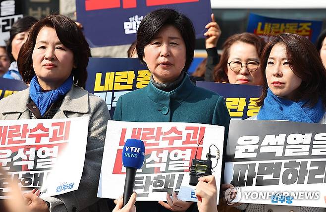 민주당 백혜련 의원, 윤석열 대통령 탄핵 촉구 여성위원회 기자회견 참석 (서울=연합뉴스) 김도훈 기자 = 더불어민주당 백혜련 의원이 21일 서울 종로구 헌법재판소 앞에서 열린 민주당 여성위원회 주최 윤석열 대통령 탄핵 촉구 기자회견에 참석해 발언하고 있다. 2025.3.21 superdoo82@yna.co.kr