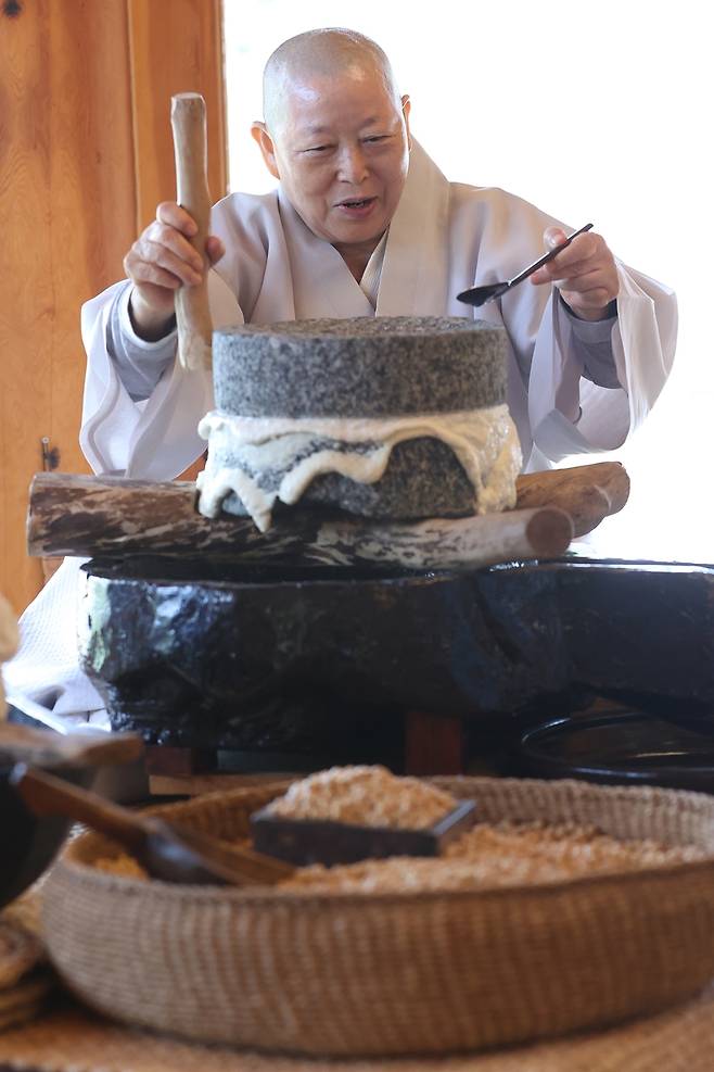 맷돌 돌리는 계호스님 (서울=연합뉴스) 강민지 기자 = 진관사 회주 계호스님이 4월 23일 서울 은평구 진관사에서 맷돌로 콩을 갈고 있다. 2025.5.11
    mjkang@yna.co.kr