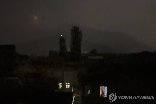 휴전 협정 이후인 10일 카슈미르 밤하늘에 목격된 섬광 (카슈미르 AP=연합뉴스) 10일(현지시간) 인도와 파키스탄 영토분쟁지역인 카슈미르 상공에서 섬광이 보이는 모습. 2025.5.10