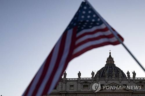 바티칸 성베드로 대성전 앞의 미국 국기 (바티칸 EPA=연합뉴스) 레오14세가 새 교황으로 선출된 2025년 5월 8일(현지시간) 바티칸 성베드로 대성전 앞의 미국 국기. 2025.5.8 photo@yna.co.kr