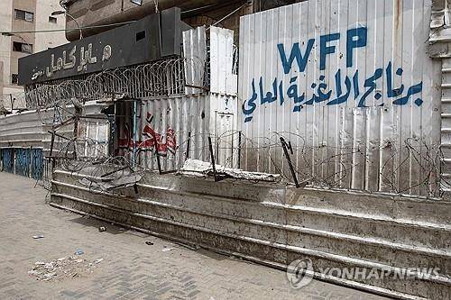 문 닫은 가자시티 빵가게 (가자지구 가자시티 EPA=연합뉴스) 2025년 4월 1일 가자시티의 문 닫은 빵가게. (EPA/HAITHAM IMAD) 2025.4.2.