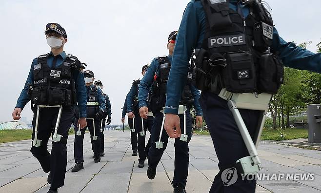 웨어러블 로봇 착용한 경찰 (서울=연합뉴스) 이진욱 기자 = 11일 서울 여의도 한강공원에서 서울경찰청 기동대원들이 웨어러블 로봇을 착용하고 순찰 시연을 하고 있다. 웨어러블 로봇 '윔'은 하체근력 보조기능이 있어 체력 부담을 줄여준다. 경찰청은 오는 6월까지 드론, 웨어러블 로봇, 전기자전거 등 첨단장비를 활용한 'K스마트 순찰'을 시범운영한다. 2025.5.11 cityboy@yna.co.kr