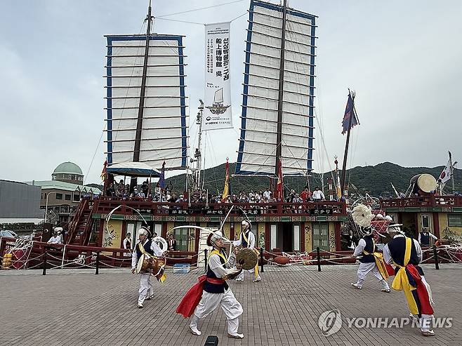 조선통신사선 재현선 입항식 (서울=연합뉴스) 5일 일본 히로시마현의 항구 도시 구레(吳)에서 조선통신사선 재현선을 환영하는 입항행사가 열리고 있다.
    국립해양유산연구소는 과거 조선통신사가 오가던 뱃길을 재현해 올해 오사카까지 항해할 예정이다. 2025.5.5 [국립해양유산연구소 제공. 재판매 및 DB 금지] photo@yna.co.kr