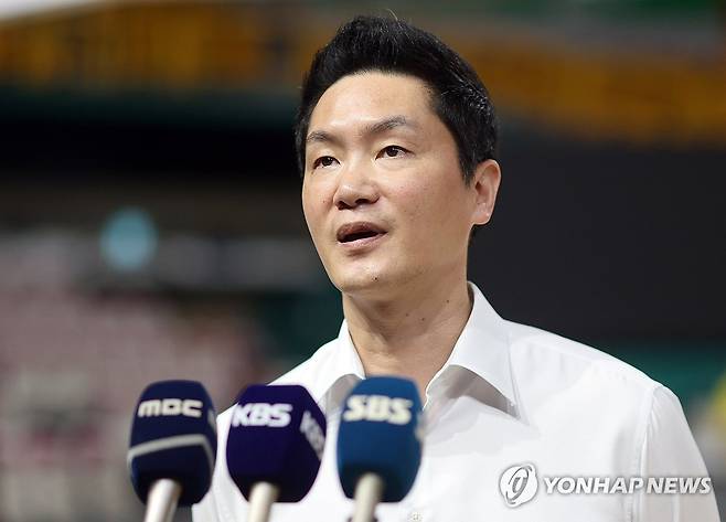 '벼랑 끝 승리' SK 전희철 감독 인터뷰 (창원=연합뉴스) 김동민 기자 = 11일 경남 창원체육관에서 열린 2024∼2025시즌 프로농구 창원 LG 세이커스와 서울 SK 나이츠의 챔피언결정전 4차전 경기 종료 후 SK 전희철 감독이 인터뷰하고 있다. SK가 74대 48로 승리했다. 2025.5.11 image@yna.co.kr