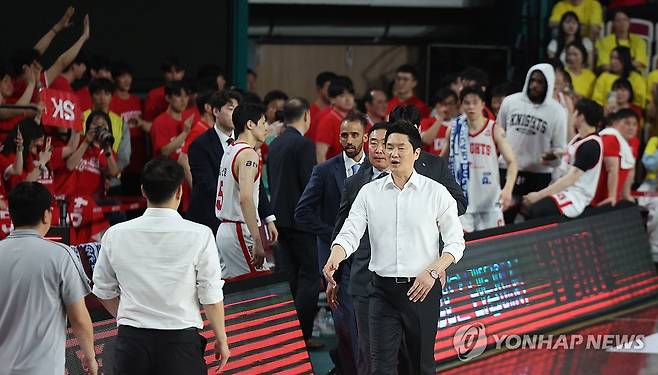 SK 전희철 감독, 벼랑 끝 첫 승 (창원=연합뉴스) 김동민 기자 = 11일 경남 창원체육관에서 열린 2024∼2025시즌 프로농구 창원 LG 세이커스와 서울 SK 나이츠의 챔피언결정전 4차전 경기 종료 후 SK 전희철 감독과 LG 조상현 감독이 악수하기 위해 이동하고 있다. SK가 74대 48로 승리했다. 2025.5.11 image@yna.co.kr