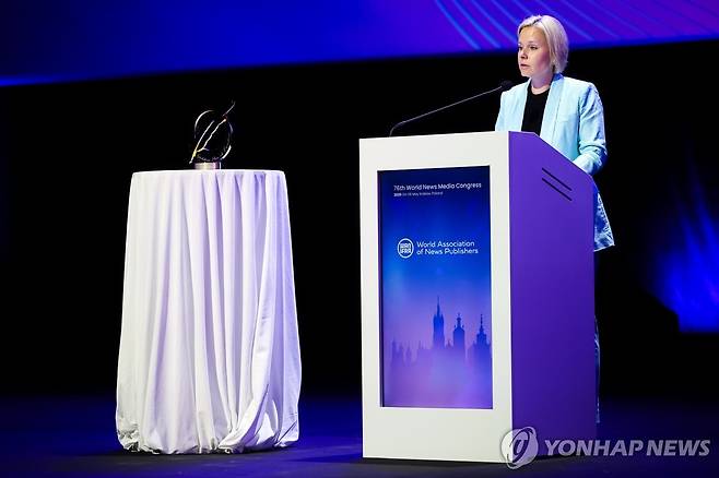 세계 뉴스 미디어 총회에서 개막 연설하는 WAN-IFRA 회장  (크라쿠프 EPA=연합뉴스) 라디아 하임가르트너 세계뉴스발행사협회(WAN-IFRA) 회장이 폴란드 크라쿠프에서 지난 4일(현지시간) 개막한 제76회 세계 뉴스 미디어 총회에서 연설하고 있다. 2025.5.9 photo@yna.co.kr