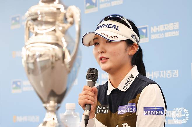 우승 트로피 옆에서 기자회견 하는 이예원. [KLPGA 제공. 재판매 및 DB 금지]