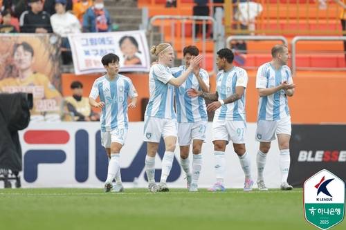 울산 루빅손(왼쪽에서 두 번째)이 득점 후 동료들과 기쁨을 나누고 있다.   [한국프로축구연맹 제공. 재판매 및 DB 금지]