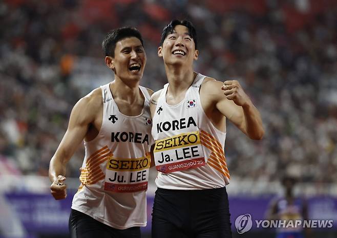 남자 400ｍ 계주팀, 또 한국 신기록 (광저우 로이터=연합뉴스) 11일 중국 광저우에서 열린 2025 세계육상릴레이선수권 남자 400ｍ 계주 패자부활전 1조 경기에서 한국 대표팀 앵커로 나선 이준혁(왼쪽)이 한국 신기록을 합작한 이재성과 기뻐하고 있다.