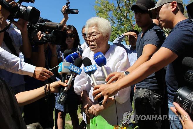 군위안부 피해 할머니 2명 '글렌데일 소녀상' 방문 (로스앤젤레스=연합뉴스) 일본군 위안부 참상을 증언하기 위해 미국을 방문 중인 이옥선·강일출 할머니가 2014년 7월 24일(현지시간) 캘리포니아주  글렌데일시 시립공원에 세워진 `평화의 소녀상'을 찾아 기자들의 질문에 답하고 있다.2014.7.25 [연합뉴스 자료사진. 재판매 및 DB 금지]
