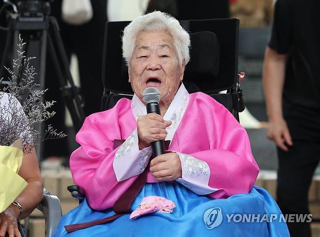 인사말 하는 이옥선 할머니 (경기광주=연합뉴스) 2023년 8월 12일 경기도 광주 나눔의집에서 열린 2023 일본군 '위안부' 피해자 기림의날 기념식에서 이옥선 할머니(부산 출생)가 참석해 발언하고 있다. 2023.8.12 [연합뉴스 자료사진. 재판매 및 DB 금지]