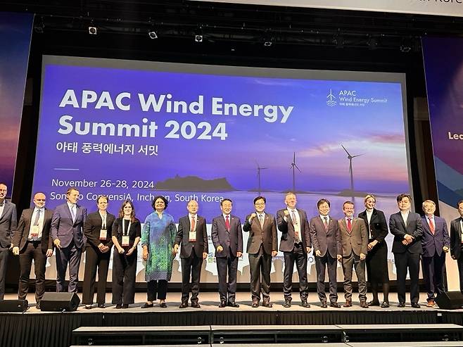 ▲ 아태풍력서밋 국제회의 VIP단체 기념 사진. /사진제공=인천관광공사