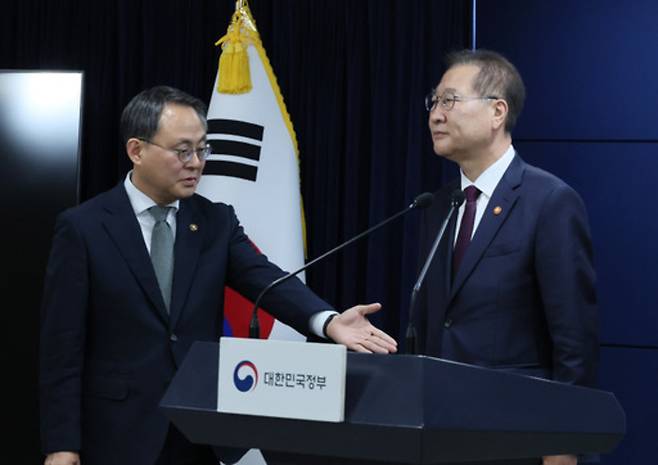 ▲ 고기동 행정안전부 장관 직무대행과 박성재 법무부 장관이 12일 서울 종로구 정부서울청사에서 제21대 대통령선거 관련 대국민 담화문을 발표하기 위해 입장하고 있다. /연합뉴스