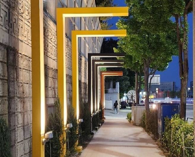 ▲ 안양시가 경수대로 보행로에 설치한 조형물. 이 조형물은 야간에 가로등 역할을 하도록 설계됐다./사진제공=안양시