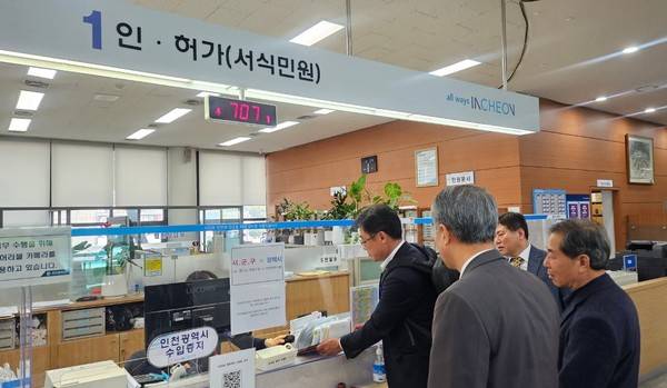 인천 중구 원도심 자생단체연합은 오늘(12일) 인천시청을 찾아 '고도제한 규제 완화'&nbsp; 관련 탄원서를 제출하고 있다. [사진 = 이장원 기자]