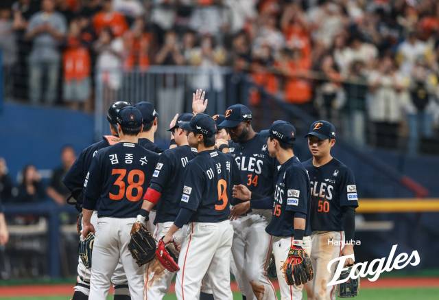 11일 키움전 승리 후 선수단. 한화이글스 제공