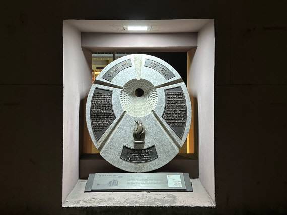 광주MBC 옛터 사적비. 5·18 당시 방송국은 불탔다.